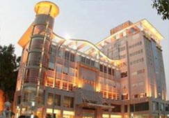 强化多功能应用 手机银行进入普及期